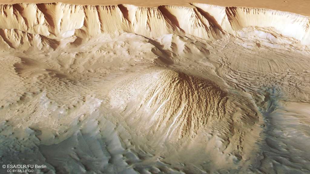 Mise en perspective de l'intérieur de Tithonium Chasma où se dresse une montagne aux flancs labourés par le vent. © ESA, DLR, FU Berlin, CC BY-SA 3.0 IGO