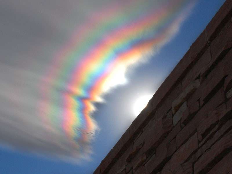 Un nuage irisé ou nuage iridescent Un nuage irisé ou nuage iridescent