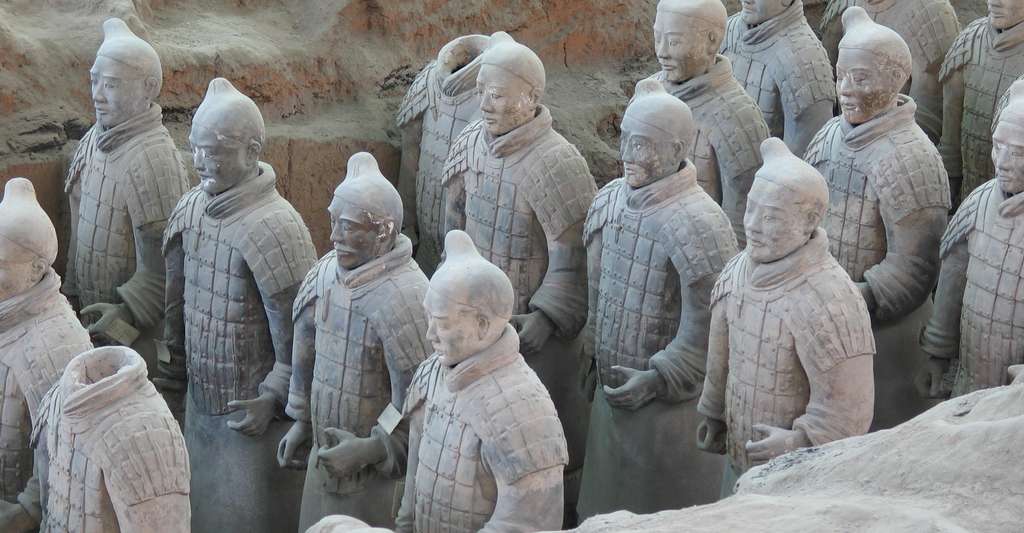 Guerriers en terre cuite dans le mausolée de l'empereur Qin Guerriers en terre cuite dans le mausolée de l'empereur Qin