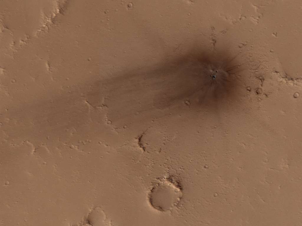 Éjectas autour d’un cratère d’impact récent sur Mars. Photo prise par la caméra HiRise de la sonde MRO. © Nasa, JPL, University of Arizona.