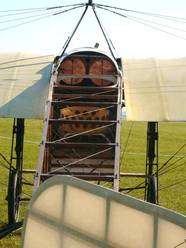 Un Blériot XI (ici vu au meeting de La Ferté-Alais). On remarque l'exiguïté et la simplicité du poste de pilotage. Louis Blériot avait juste un minuscule siège pour s'asseoir et aucun instrument. Les deux éléments de cuivre sont deux réservoirs de 25 litres chacun. (Cliquer sur l'image pour l'agrandir.) © JL Goudet / Futura-Sciences Un Blériot XI (ici vu au meeting de La Ferté-Alais). On remarque l'exiguïté et la simplicité du poste de pilotage. Louis Blériot avait juste un minuscule siège pour s'asseoir et aucun instrument. Les deux éléments de cuivre sont deux réservoirs de 25 litres chacun. (Cliquer sur l'image pour l'agrandir.) © JL Goudet / Futura-Sciences