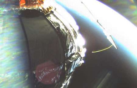 Image de Genesis 1 mise en ligne le 17 juillet 2006 On voit la Terre en arrière-plan Le "bras" que l'on voit à droite est un panneau solaire (Crédits : Bigelow Aerospace)