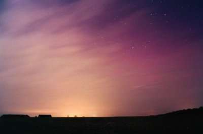 Une aurore boréale, phénomène rare qui se produit lorsque les particules propulsées lors d'une tempête solaire atteignent la Terre (crédit : Astrosurf)