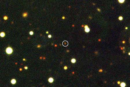 Le 17 septembre 2008, 31,7 heures après l'apparition du sursaut gamma GRB 080916C le télescope de 2,2m Max Planck de l'ESO à La Silla (Chili) a pris cette image dans l'infrarouge proche. Le GRB est entouré d'un cercle blanc et il s'agit du rayonnement rémanent du sursaut gamma. Crédit : MPE/GROND