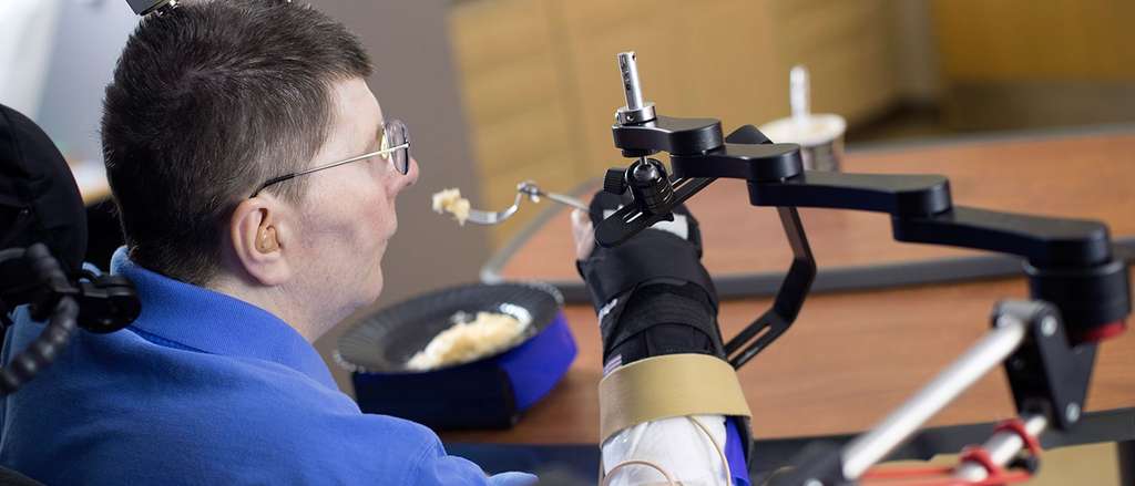 Le patient a pu contrôler son bras droit pour manger. © Case Western Reserve University