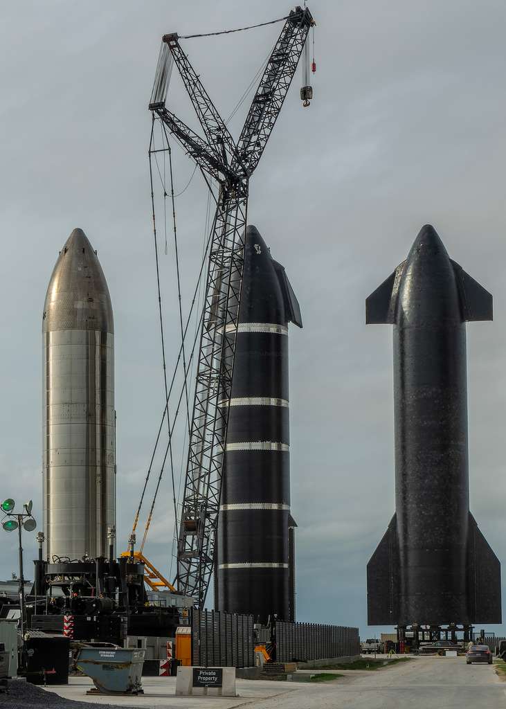 Trois étages supérieurs Starship avec une des grues utilisées pour les manœuvrer et les déplacer. © Rémy Decourt