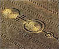 Le premier cercle, datant de 1978. A l’époque, les créateurs de crop circles faisaient simple… Le premier cercle, datant de 1978. A l’époque, les créateurs de crop circles faisaient simple…