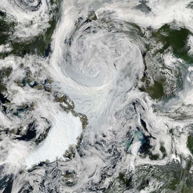 La tempête atypique d'août 2012 s'est formée au large de la Sibérie, a traversé l'océan Arctique et s'est échoué au Canada. La photo a été prise le 6 août par le satellite Aqua de la Nasa, alors que la tempête atteignait le Groenland (ici à gauche). © Nasa, Goddard, Modis, Rapid Response Team