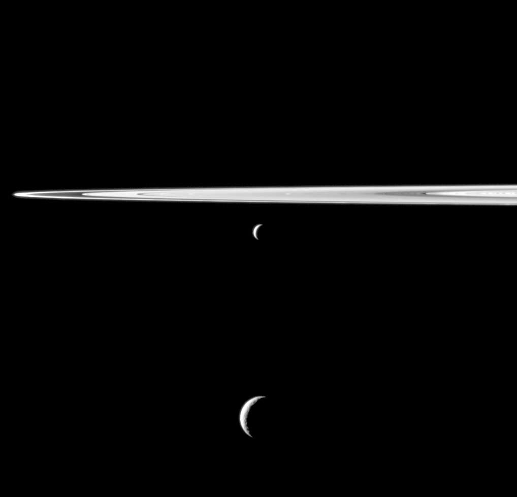 Il y a quelques mois, la sonde Cassini avait réalisé cette image des satellites Encelade et Téthys sous les anneaux de Saturne. © Nasa/JPL-Caltech/Space Science Institute