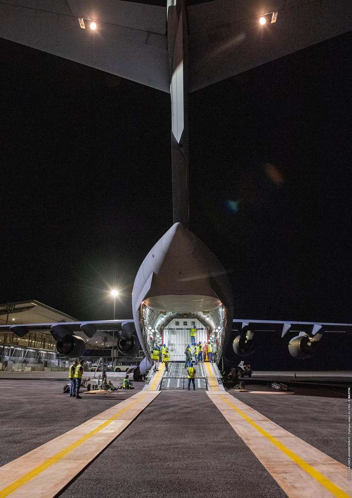 Arrivée du satellite Gsat-24 à l'aéroport Félix Eboué. Il est arrivé à bord d'un cargo militaire. © Cnes, ESA, Arianespace, Optique Vidéo CSG, S. Martin