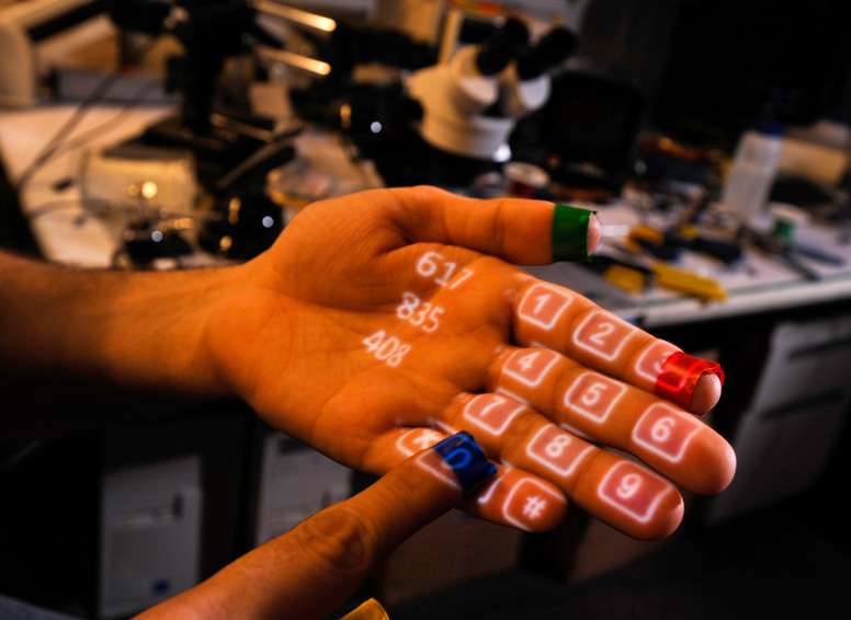 Projet Sixth Sense : quand votre main sert de clavier téléphonique grâce à la réalité augmentée. © MIT