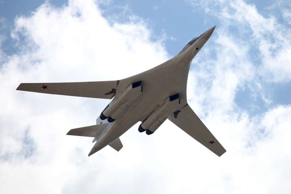 Avec ses ailes à géométrie variable, le Tu-160 est l’avion de combat le plus lourd et le plus puissant jamais construit. © imgur