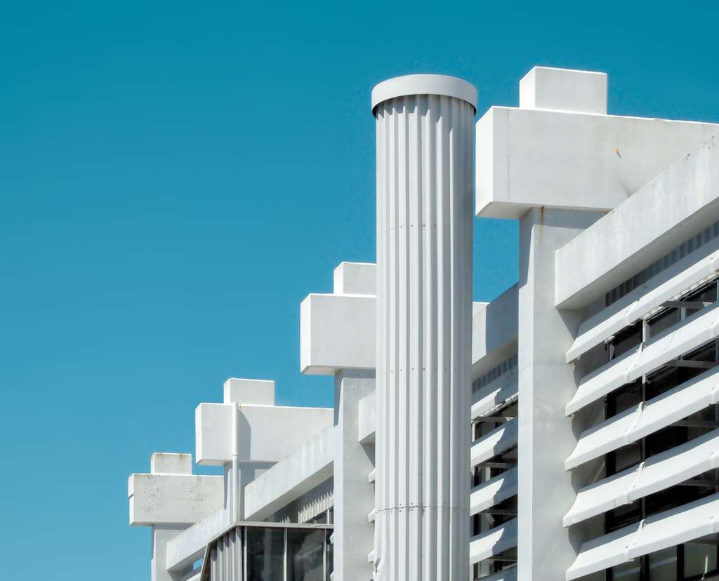 Le ciment à base de laitier donne un aspect plus clair au béton, ce qui limite l’accumulation de chaleur dans les villes. © Nate Watson, Unsplash