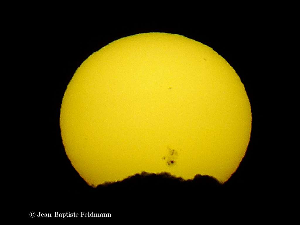L'astrophotographe Jean-Baptiste Feldmann (ne manquez pas ses publications sur son blog Cielmania) a immortalisé l'énorme région active qui macule le disque solaire. © J.-B. Feldmann
