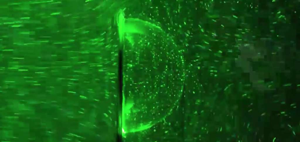 Les chercheurs de l’université de New York ont étudié la formation de bulles d’huile dans un flux d’eau puis ils ont extrapolé leurs résultats pour nous éclairer concernant la formation des bulles de savon. © YouTube, Université de New York