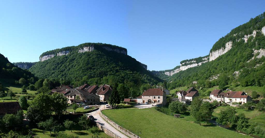 Tourisme Dans Le Jura Pour Une Randonnée En Montagne Dossier