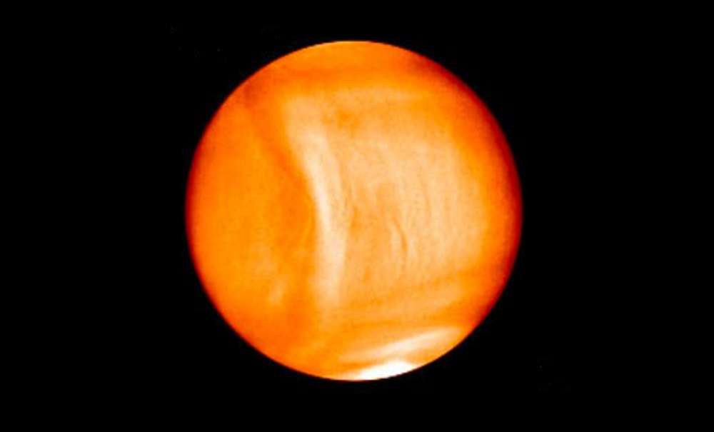 Une vue en fausses couleurs de l'atmosphère de Vénus prise en infrarouge en décembre 2015. La structure en arc blanche découverte par la sonde Akatsuki est bien visible. © Jaxa