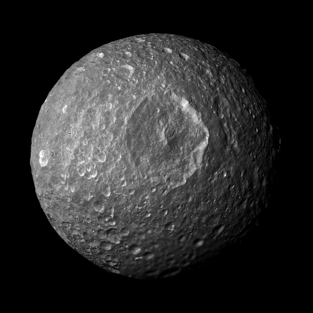Mimas, un petit sphéroïde Mimas, un petit sphéroïde