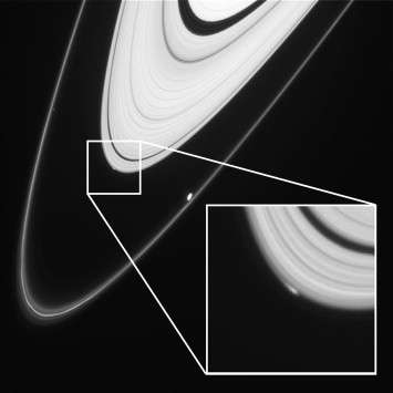Vue d'ensemble de la région photographiée par Cassini le 15 avril 2013. Sur le bord de l'anneau A, on peut observer Peggy, une possible petite lune en formation à environ 136.600 km de la surface de Saturne. Plus étroit et fin, on distingue en dessous l'anneau F où évolue Prométhée. © Nasa, JPL-Caltech, Space Science Institute