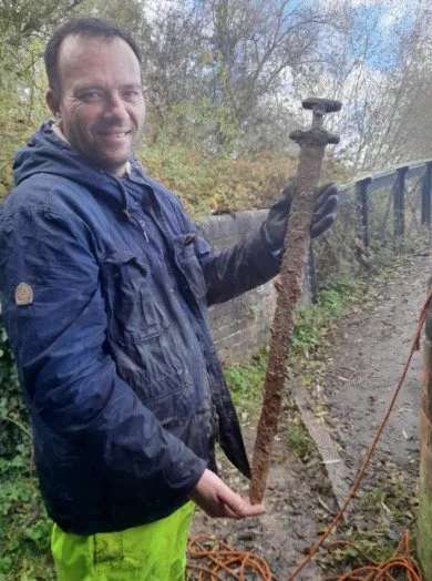 L'épée retrouvée par M. Trevor Penny (ici avec l'artefact) est désormais étudiée et conservée par un réseau de musées de l'Oxfordshire, en Angleterre. © Trevor Penny