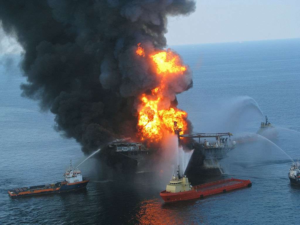 La plateforme anglo-saxonne Deepwater Horizon s'est embrasée le 20 avril 2010. Au total, 4,9 millions de barils de pétrole se sont déversés au large de la Louisiane. Le 15 novembre 2012, la société BP a annoncé qu'elle paierait une amende de 4,5 milliards de dollars. © US Coast Guard, Wikimedia commons, DP