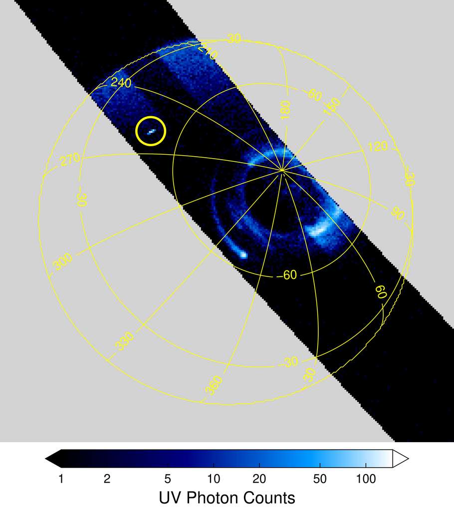 Vue du pôle Sud de Jupiter montrant les données d'UVS. Les bandes de blanc et bleu brillants près du pôle Sud sont les aurores australes de Jupiter. Les chercheurs ont cependant aussi observé un flash brillant inhabituel, entouré ici en jaune. Ce pourrait être un événement lumineux transitoire, produit par les éclairs d'orage loin en dessous. Les données de cette image d'UVS furent acquises le 10 avril 2020. © Nasa, JPL-Caltech, SwRI