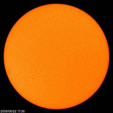 Le 22 juin 2009, la surface du Soleil dans le visible ne montre que deux timides taches solaires. Crédit : Nasa