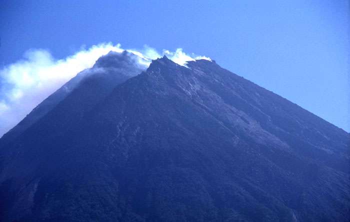 Photo Le d me du  volcan  Merapi en Indon sie