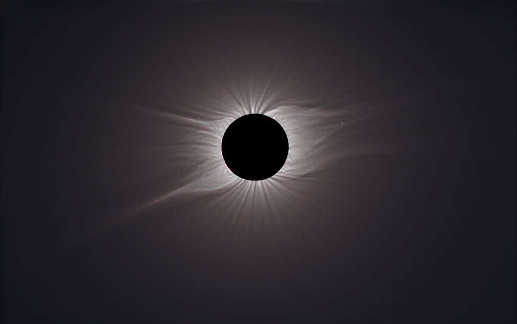 Une éclipse totale de Soleil au charme envoûtant Une éclipse totale de Soleil au charme envoûtant