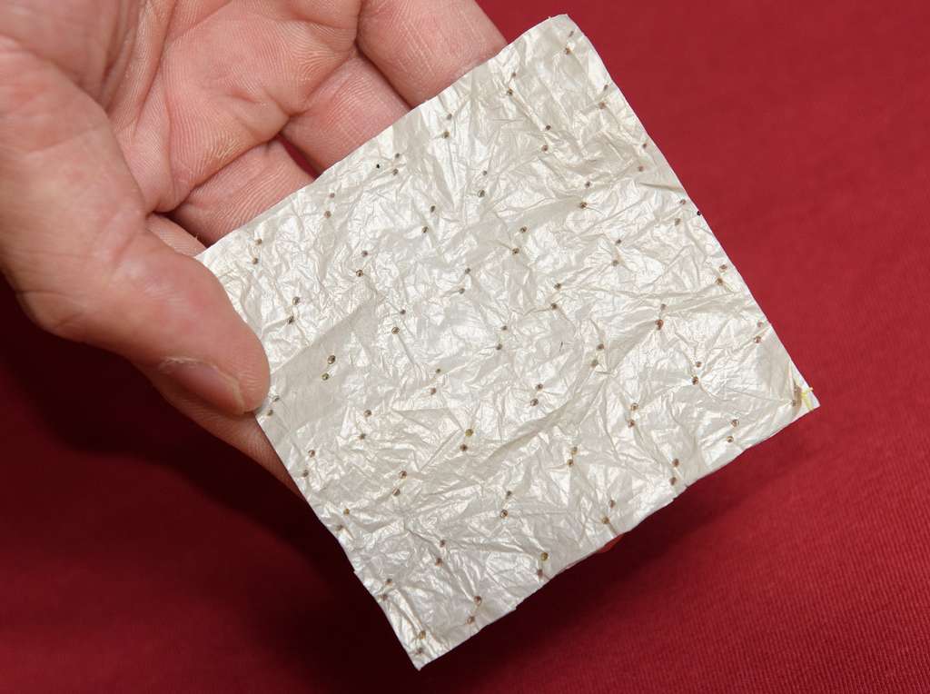 Le matériau développé par les chercheurs de Stanford est basé sur un film polyéthylène utilisé dans la fabrication des batteries. Il a été traité chimiquement pour favoriser l'évacuation de la transpiration et du rayonnement infrarouge. © Stanford university