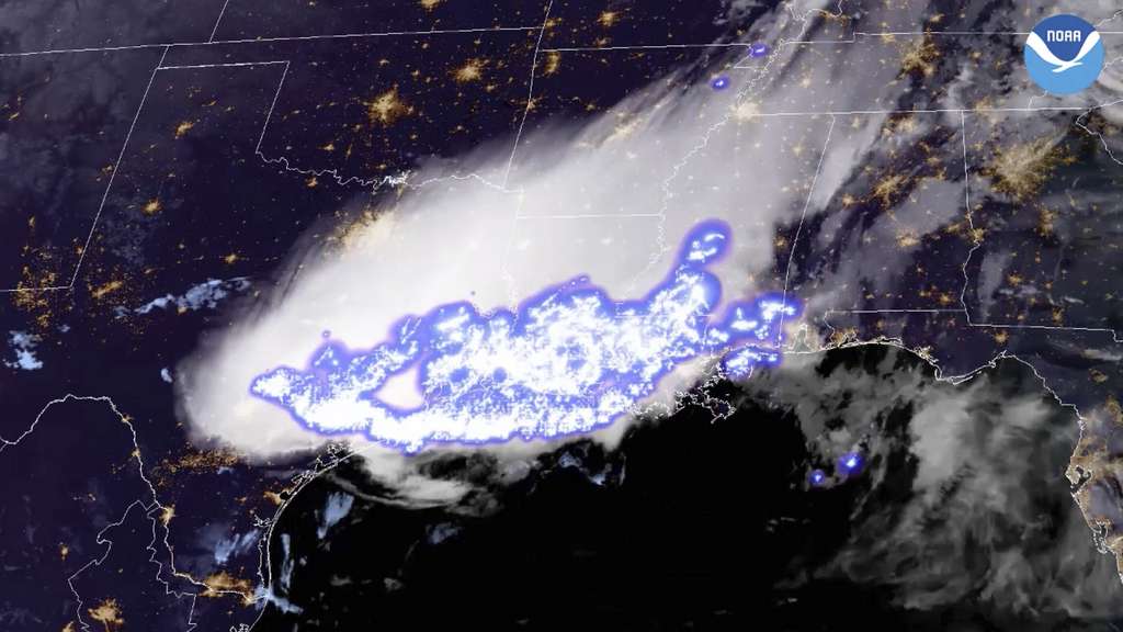 Image satellite montrant le complexe orageux provoquant un éclair de 768 kilomètres, le plus grand jamais observé. © NOAA