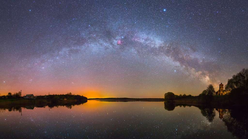 La Voie lactée, resplendissante, est à admirer tout l'été à l'abri de la pollution lumineuse pour mieux apprécier ses nuées argentées d'étoiles. Elle traverse le ciel du nord au sud, où elle est plus large et évasée. C'est dans cette direction qu'est le centre de notre Galaxie. © Viktar Malyshchyts, Adobe Stock