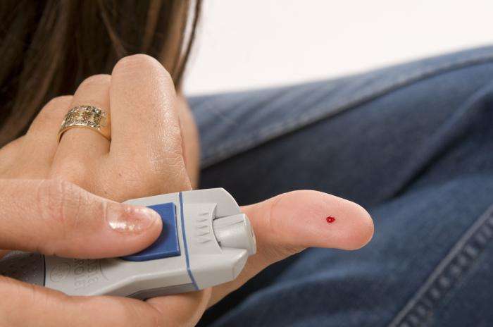 Le diabète se caractérise par un taux de sucre dans le sang anormalement élevé. Des contrôles réguliers sont à effectuer, afin de doser la quantité d'insuline à s'injecter pour faire tomber la glycémie à des taux corrects. © Amanda Mill, CDC, DP