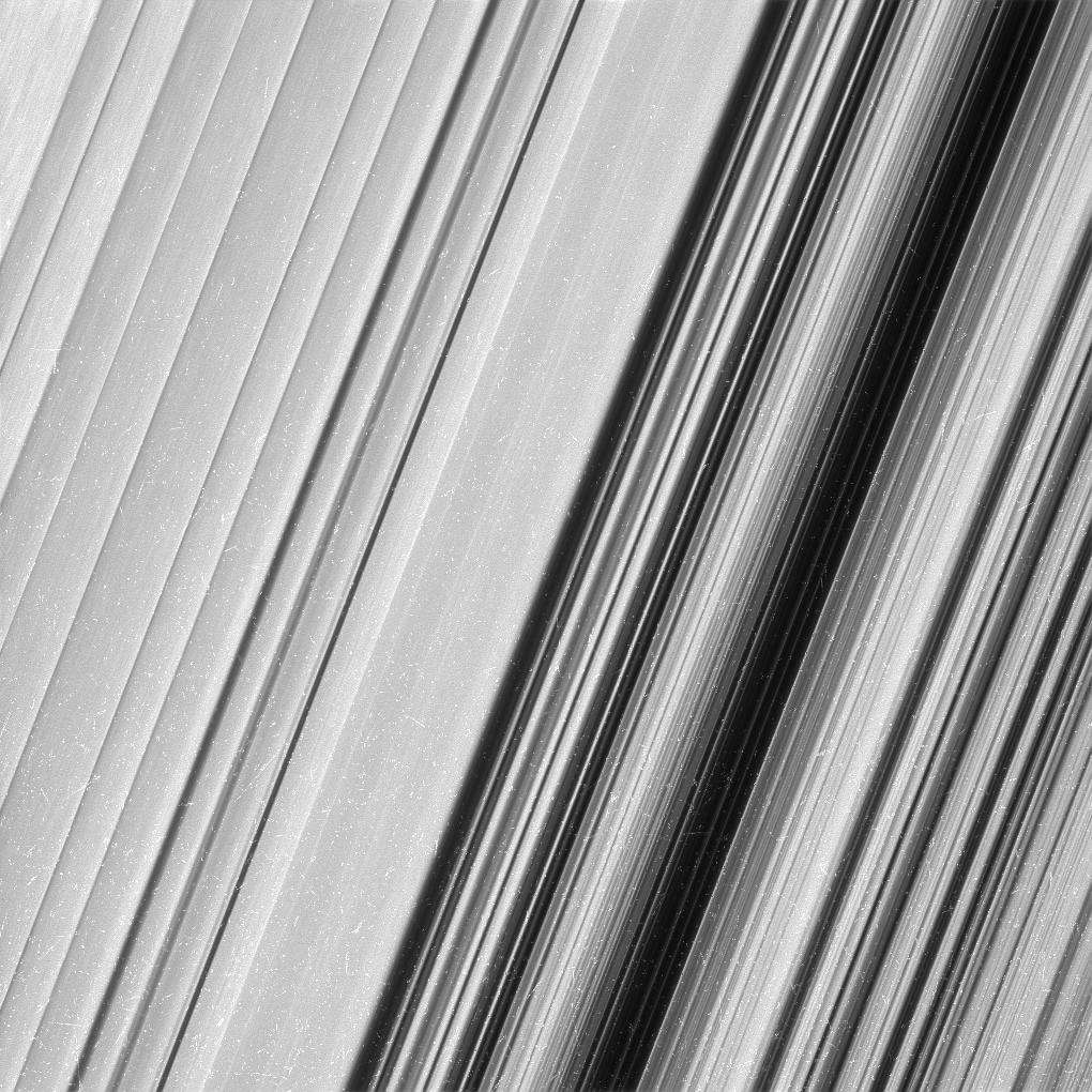 Région externe de l’anneau B photographiée par Cassini le 18 décembre 2016, à 51.000 km. La résolution est de 360 m par pixel. Les rayons cosmiques sont à l’origine des traces blanches apparaissant sur l’image. Elles ont été laissées pour ne pas perdre des détails. © Nasa, JPL-Caltech, Space Science Institute