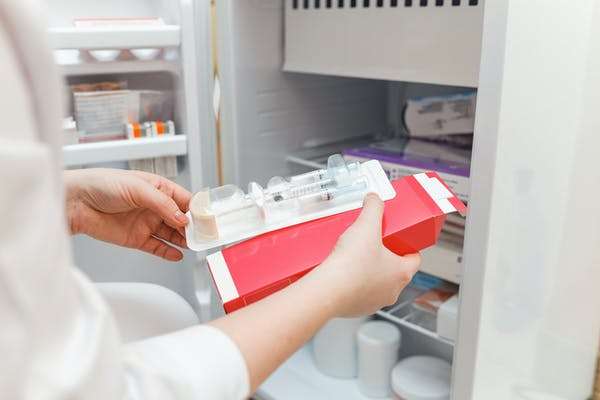 L’un des avantages clés du vaccin d’Oxford est qui’il peut être stocké dans un réfrigérateur normal. © frantic00, Shutterstock