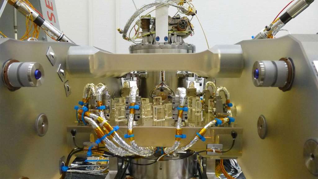 Au cœur du satellite Lisa Pathfinder se trouve le système de laser qui permettra de mesurer les infimes mouvements des deux masses étalons. © Airbus Defence and Space