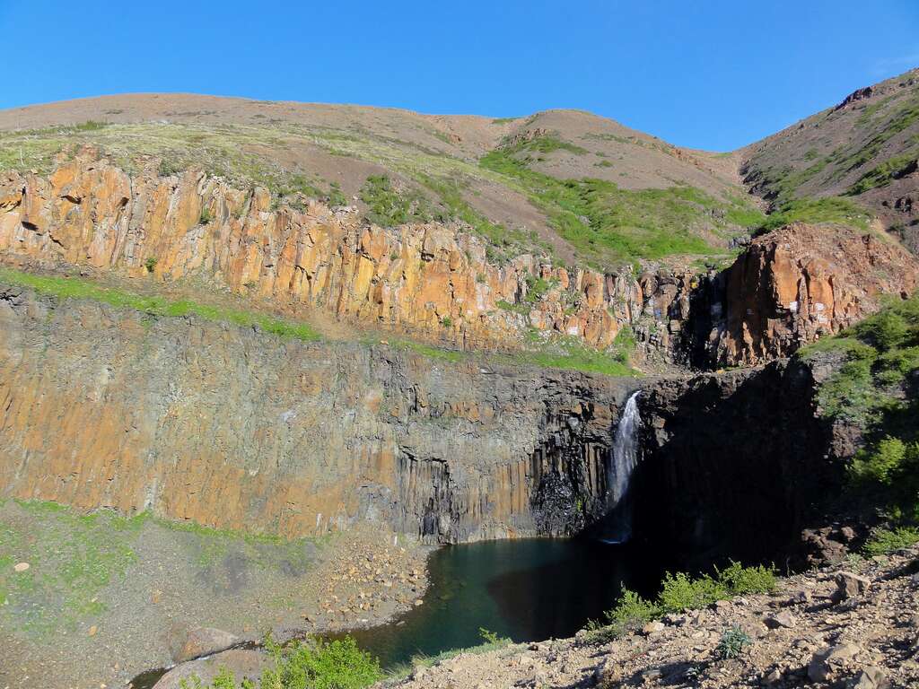 Paysage actuel de plateau basaltique témoignant de l'activité volcanique des Trapps de Sibérie il y a 250 millions d'années. © Timur V. Voronkov, Wikimedia Commons, CC by-sa 3.0