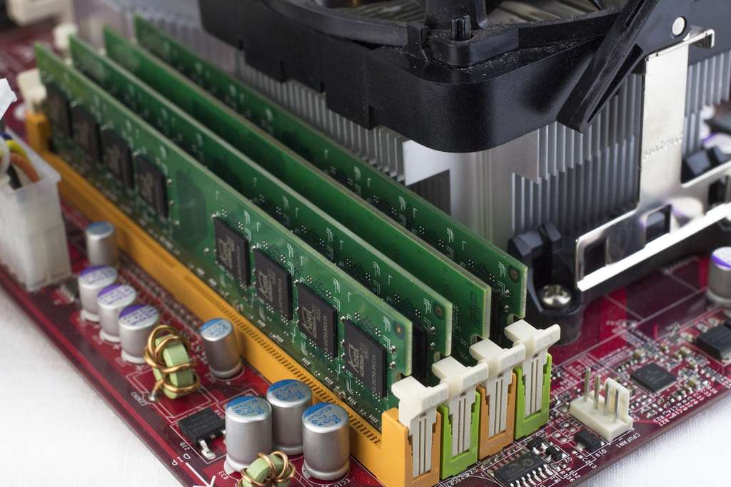  Avoir plusieurs barrettes de RAM sur son ordinateur augmente sa puissance ainsi que sa rapidité. © GreenOptix, Adobe Stock