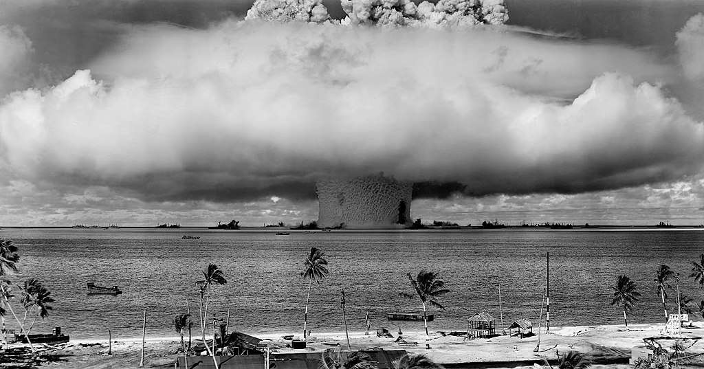 Le début des essais nucléaires dès la fin des années 1940 pourrait être le critère marquant le début de l'Anthropocène, en lien avec le dépôt de matériel radioactif de synthèse dans les sédiments marins. © United States Department of Defense, Victorrocha, Wikimedia Commons, domaine public