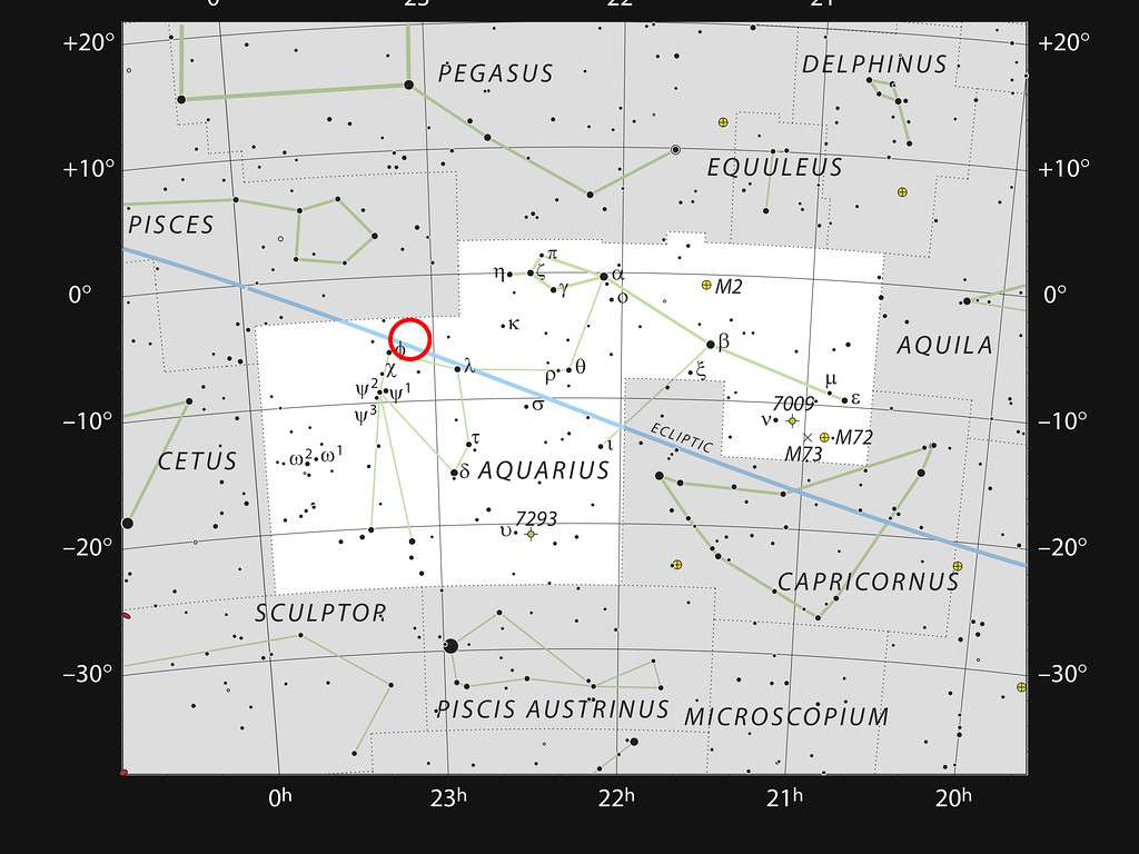 Cette carte montre les étoiles visibles à l’œil nu dans un ciel bien pur dans la très étendue constellation du Verseau. Le cercle rouge indique la position de la faible et très rouge étoile naine extrêmement froide Trappist-1. Bien qu’elle soit proche du Soleil (40 années-lumière), elle est très peu lumineuse et n’est pas visible avec de petits télescopes. © ESO, IAU, Sky & Telescop
