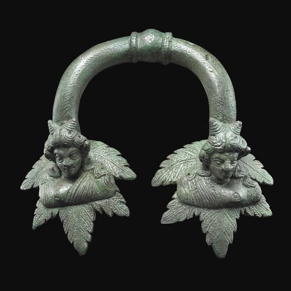 Poignée de chaudron en bronze du IIIe siècle av. J.-C. Poignée de chaudron en bronze du IIIe siècle av. J.-C.