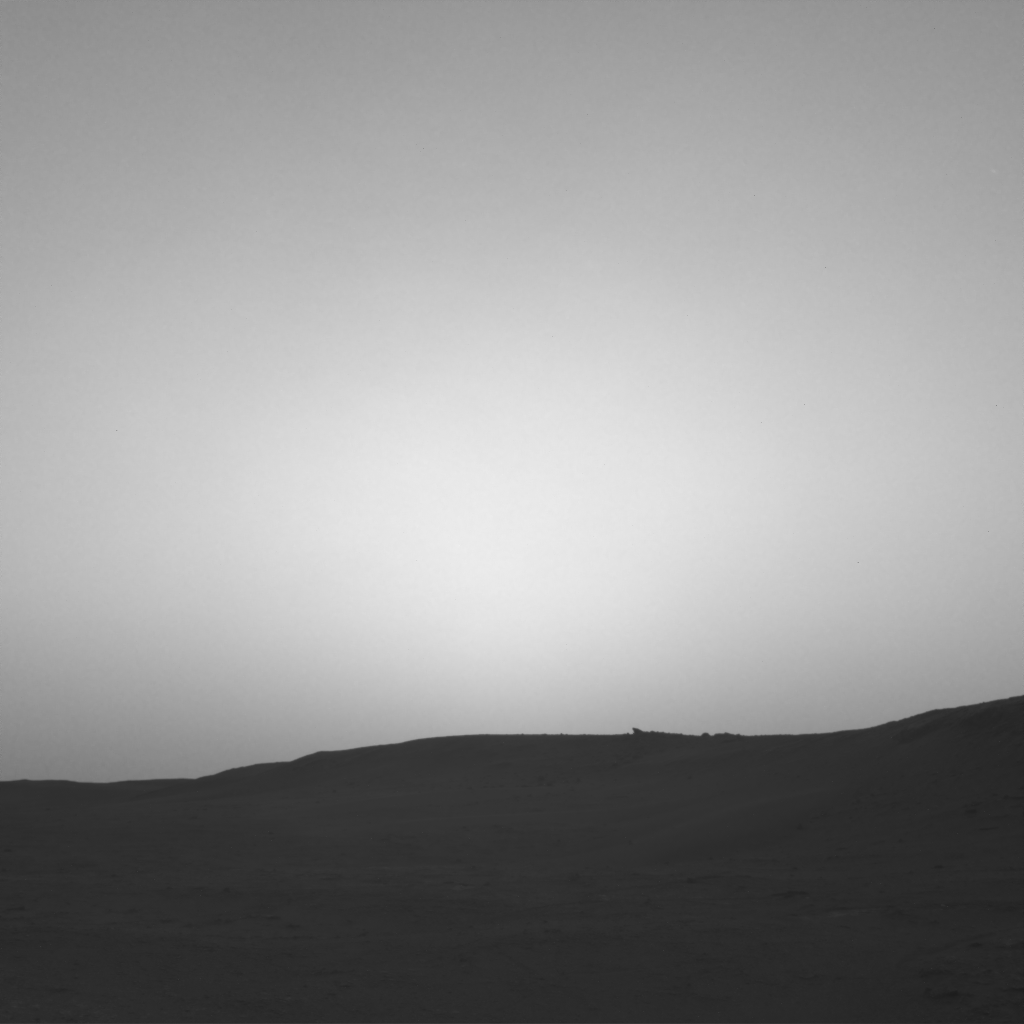 Phobos est passée devant le Soleil le 25 mars 2019, alors que celui-ci était déjà descendu sous l'horizon, assombrissant ainsi le ciel encore éclairé par les rayons du Soleil couchant. Les images ont été capturées par les caméras Navcams de Curiosity. Elles ont été accélérées 4 fois et le contraste a été augmenté. © Nasa/JPL-Caltech