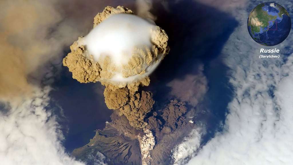 Le Sarytchev, volcan explosif d'une île russe Le Sarytchev, volcan explosif d'une île russe
