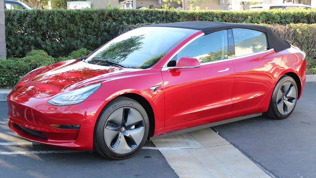 Avec sa capote en place, la Tesla Model 3 cabriolet perd tout son charme. © MotorTrend, Newport Convertible Engineering Avec sa capote en place, la Tesla Model 3 cabriolet perd tout son charme. © MotorTrend, Newport Convertible Engineering