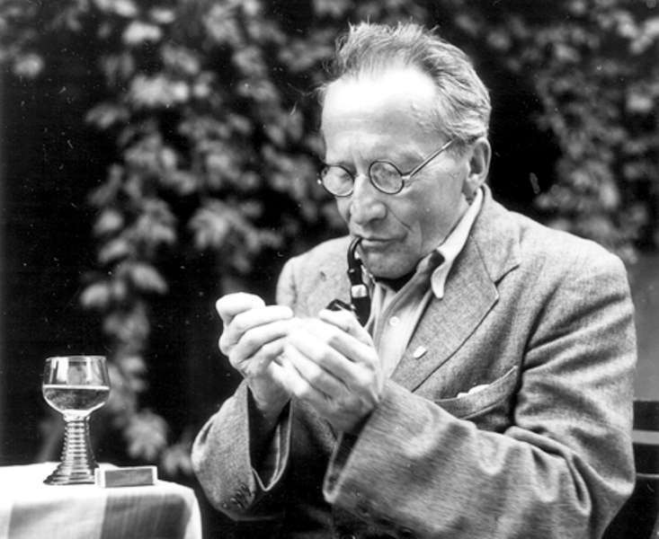 L’un des pères de la mécanique quantique, le prix Nobel de physique Erwin Schrödinger. Sa mécanique des ondes de matière gouvernées par l’équation portant son nom a permis de comprendre les propriétés des atomes et des molécules. Il a découvert avec Einstein, en 1935, le phénomène d’intrication quantique impliqué par son équation. Erwin Schrödinger était aussi un passionné de philosophie, en particulier celle du vedanta. © Cern