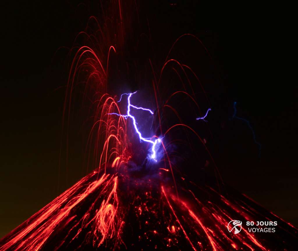 Explosion du Krakatau en décembre 2018 avec éclairs intra-panaches. © 80 Jours Voyages, Sylvain Chermette
