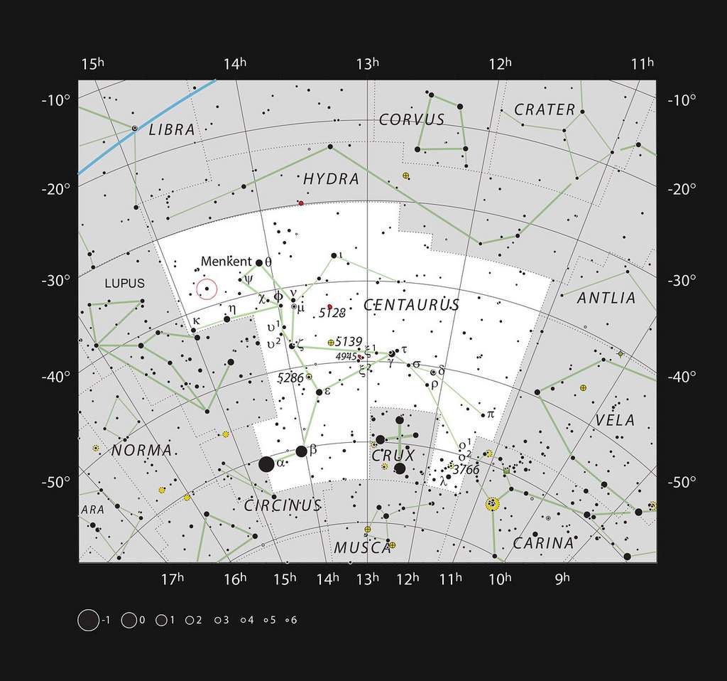 Cette carte montre l'emplacement du système b Centauri, la paire d'étoiles la plus massive et la plus chaude accueillant une planète à ce jour. Cette carte montre la plupart des étoiles visibles à l'œil nu dans de bonnes conditions et le système lui-même est marqué d'un cercle rouge. © Eso, IAU and Sky & Telescope