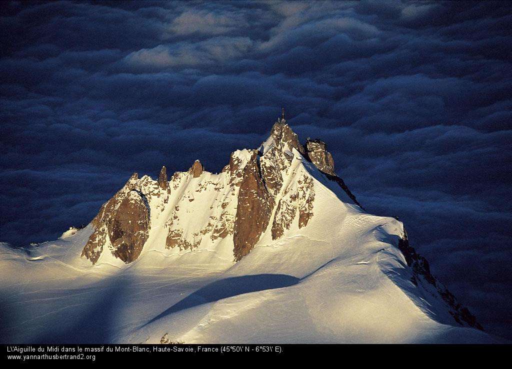 L’Aiguille du Midi dans le massif du Mont-Blanc L’Aiguille du Midi dans le massif du Mont-Blanc