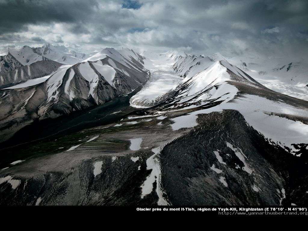 Glacier près du mont It-Tish, région de Ysyk-Köl, Kirghizstan Glacier près du mont It-Tish, région de Ysyk-Köl, Kirghizstan