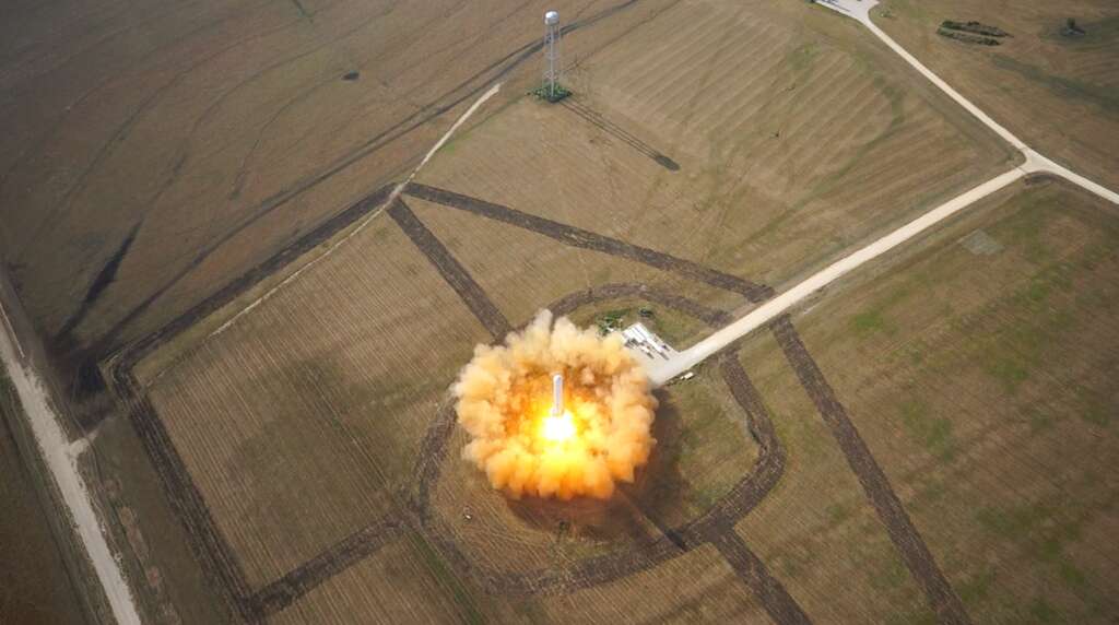 Essai du prototype Grasshopper d'étage réutilisable. En octobre 2013, Grasshopper a atteint 744 mètres d’altitude avant de redescendre et de se poser à la verticale. © SpaceX